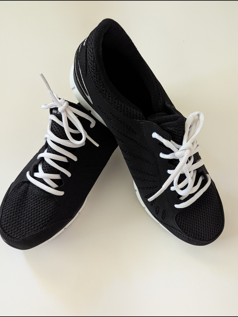 Women's Skechers Flex Black Athletic Sneakers with White Trim - 11M NWOT